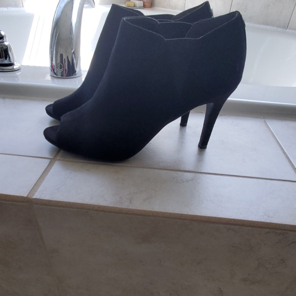 Unisa suade booties